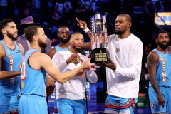 NBA对决：黄蜂队挑战雄鹿，字母哥全场统治力惊人